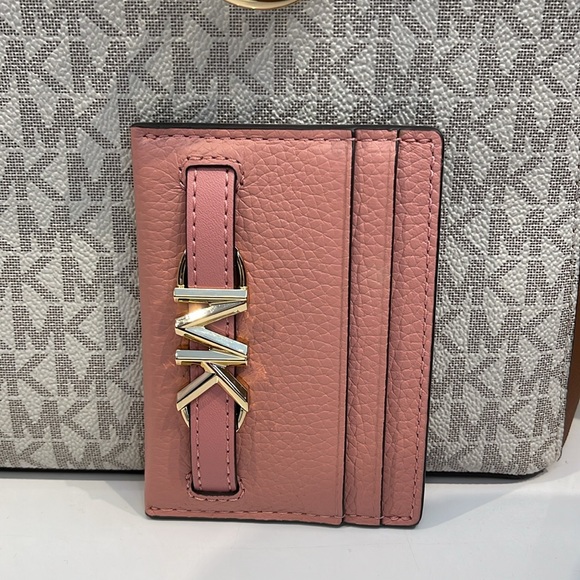 MICHAEL KORS
Reed Large Pebbled Leather Card Holder Case
Primrose 
NWT - Picture 16 of 16